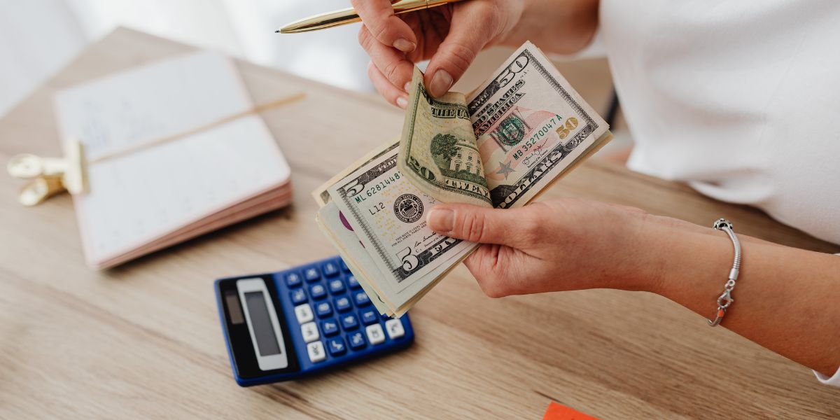كيف تختار ماكينة عد النقود المناسبة؟ دليل شامل للتفريق بين الأنواع